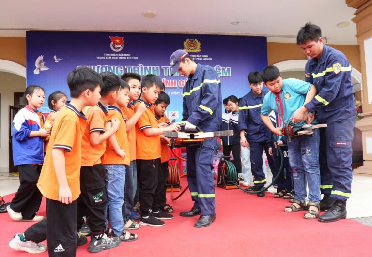 Một ngày làm lính cứu hoả – tại TH&THCS Khúc Xuyên